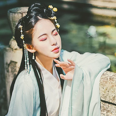 喝酒傷感女生頭像，唯美古風真人頭像