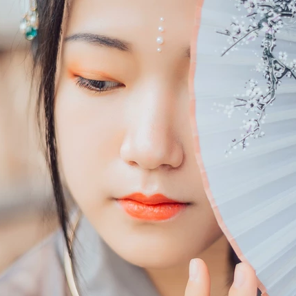 暮秋山行帶傘女生頭像，唯美古風(fēng)真人頭像