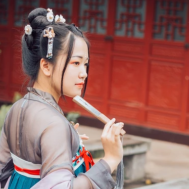 暮秋山行帶傘女生頭像，唯美古風(fēng)真人頭像