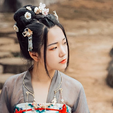 暮秋山行帶傘女生頭像，唯美古風(fēng)真人頭像