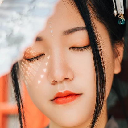 暮秋山行帶傘女生頭像，唯美古風(fēng)真人頭像