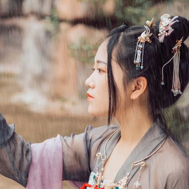 暮秋山行帶傘女生頭像，唯美古風(fēng)真人頭像