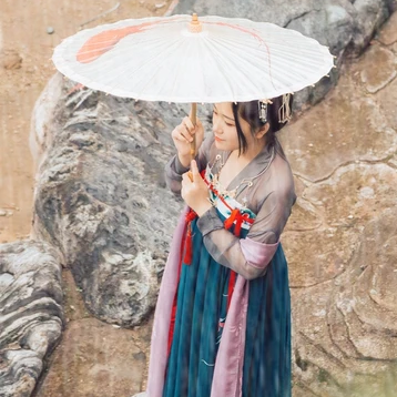 暮秋山行帶傘女生頭像，唯美古風(fēng)真人頭像