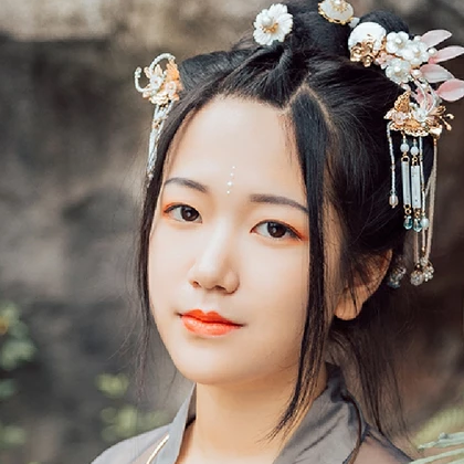 暮秋山行帶傘女生頭像，唯美古風(fēng)真人頭像