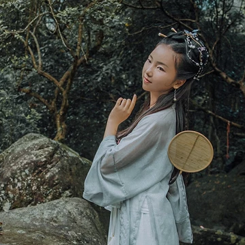 南溪山夢帶傘女生頭像，唯美古風真人頭像