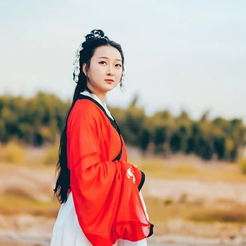 秋色彈琵琶紅衣女生頭像，唯美古風(fēng)真人頭像