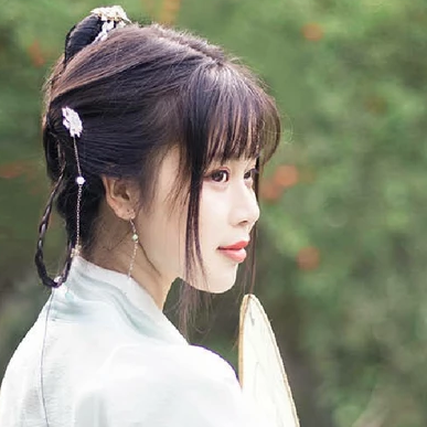 淡雅帶團扇女生頭像，唯美古風(fēng)真人頭像