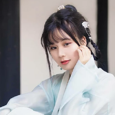 淡雅帶團扇女生頭像，唯美古風(fēng)真人頭像