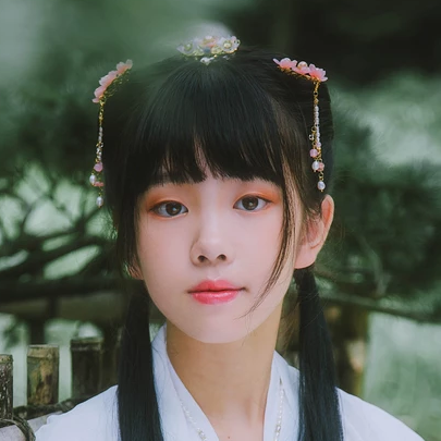 小清新淡藍色帶團扇頭像，唯美古風真人頭像