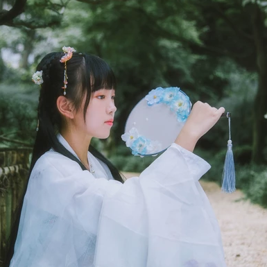 小清新淡藍色帶團扇頭像，唯美古風真人頭像