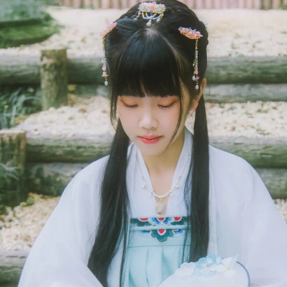 小清新淡藍色帶團扇頭像，唯美古風真人頭像