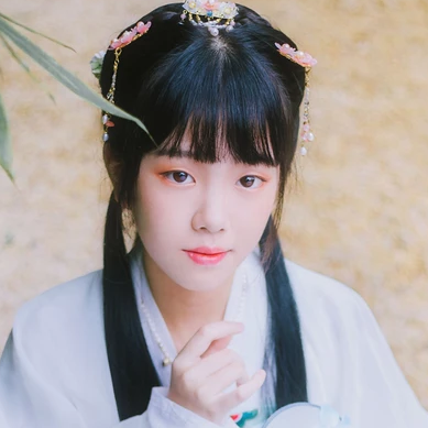 小清新淡藍色帶團扇頭像，唯美古風真人頭像