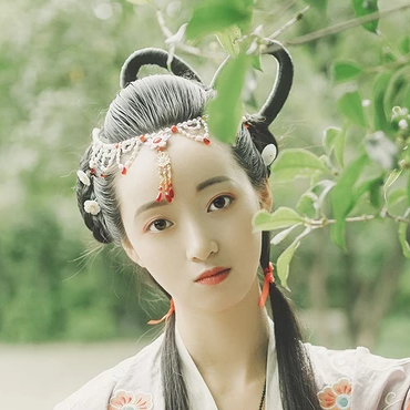 秋庭帶團(tuán)扇女生頭像，唯美古風(fēng)真人頭像