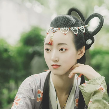 秋庭帶團(tuán)扇女生頭像，唯美古風(fēng)真人頭像