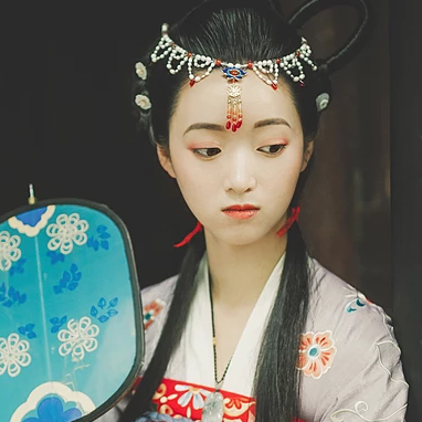 秋庭帶團(tuán)扇女生頭像，唯美古風(fēng)真人頭像