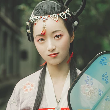 秋庭帶團(tuán)扇女生頭像，唯美古風(fēng)真人頭像