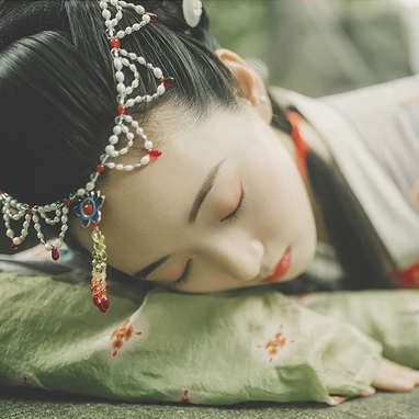 秋庭帶團(tuán)扇女生頭像，唯美古風(fēng)真人頭像