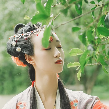 秋庭帶團(tuán)扇女生頭像，唯美古風(fēng)真人頭像