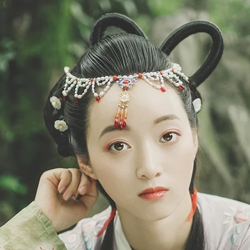 秋庭帶團(tuán)扇女生頭像，唯美古風(fēng)真人頭像