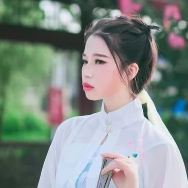 清新嫩綠帶傘女生頭像，唯美古風(fēng)真人頭像