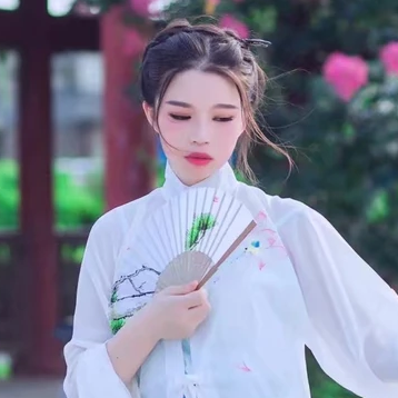 清新嫩綠帶傘女生頭像，唯美古風(fēng)真人頭像