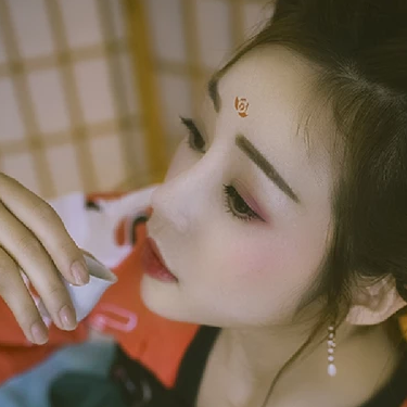 傷感喝酒女生頭像，唯美古風(fēng)真人頭像