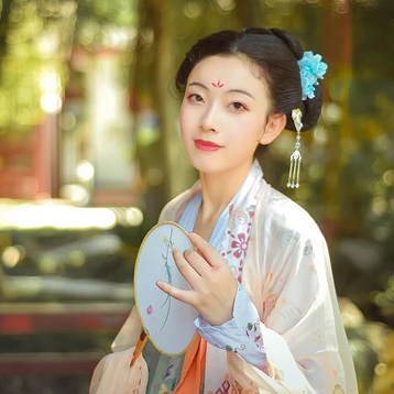 古韻帶團(tuán)扇女生頭像,唯美古風(fēng)真人頭像