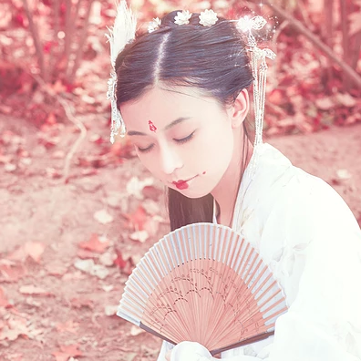 落葉意境彈琵琶女生頭像，唯美古風(fēng)真人頭像
