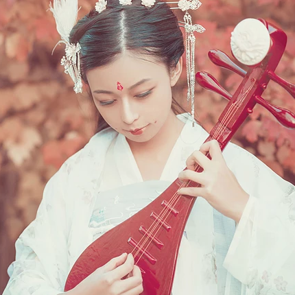 落葉意境彈琵琶女生頭像，唯美古風(fēng)真人頭像