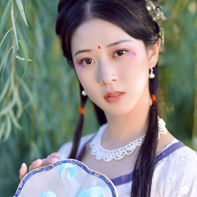 紅花綠葉帶團(tuán)扇女生頭像，唯美古風(fēng)真人頭像