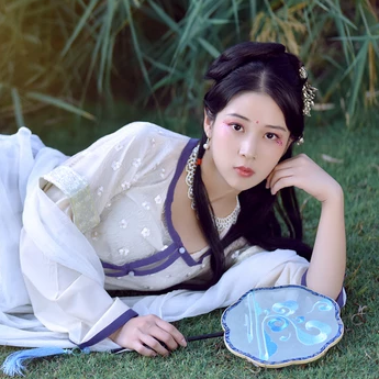 紅花綠葉帶團(tuán)扇女生頭像，唯美古風(fēng)真人頭像