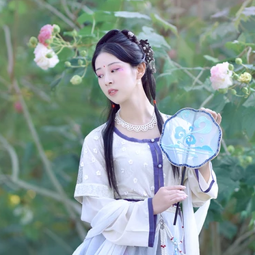 紅花綠葉帶團(tuán)扇女生頭像，唯美古風(fēng)真人頭像