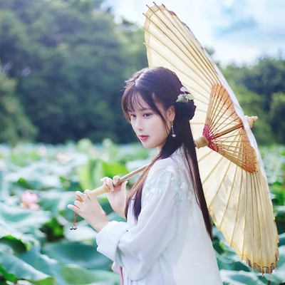 荷塘邊帶傘女生頭像，唯美古風(fēng)真人頭像