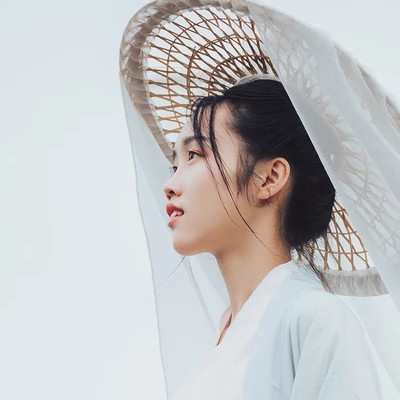 白衣俠客喝酒女生頭像，唯美古風真人頭像