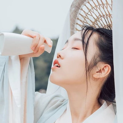 白衣俠客喝酒女生頭像，唯美古風真人頭像