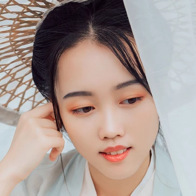 白衣俠客喝酒女生頭像，唯美古風真人頭像