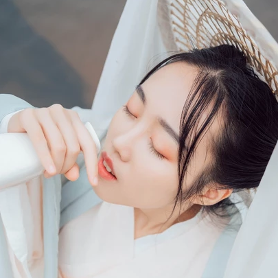 白衣俠客喝酒女生頭像，唯美古風真人頭像