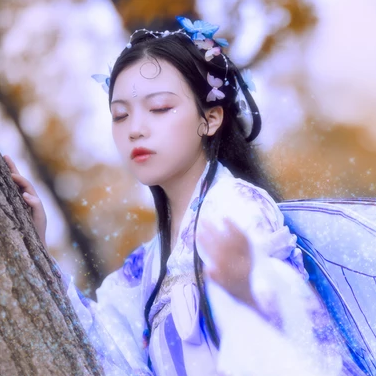 蝴蝶飛舞女生頭像，唯美古風真人頭像