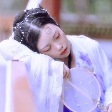 蝴蝶飛舞女生頭像，唯美古風真人頭像