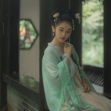 庭院長(zhǎng)廊帶傘女生頭像，唯美古風(fēng)真人頭像