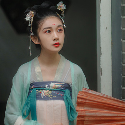 庭院長(zhǎng)廊帶傘女生頭像，唯美古風(fēng)真人頭像