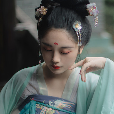 庭院長(zhǎng)廊帶傘女生頭像，唯美古風(fēng)真人頭像