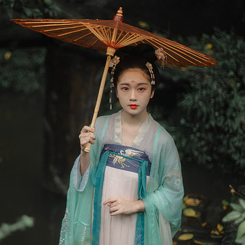 庭院長(zhǎng)廊帶傘女生頭像，唯美古風(fēng)真人頭像