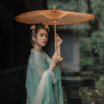 庭院長(zhǎng)廊帶傘女生頭像，唯美古風(fēng)真人頭像