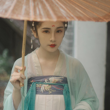 庭院長(zhǎng)廊帶傘女生頭像，唯美古風(fēng)真人頭像