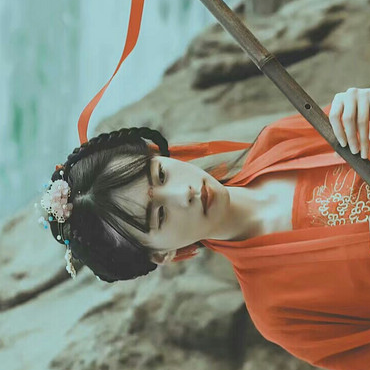 烈焰紅衣女生頭像，唯美古風(fēng)真人頭像