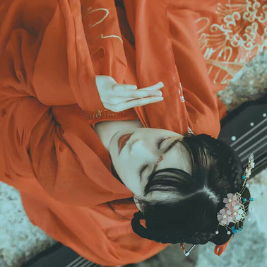 烈焰紅衣女生頭像，唯美古風(fēng)真人頭像