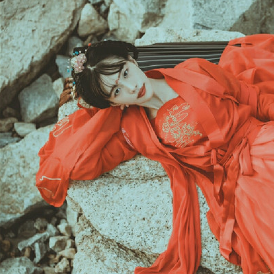 烈焰紅衣女生頭像，唯美古風(fēng)真人頭像
