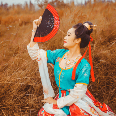 紅妝帶折扇女生頭像，唯美古風(fēng)真人頭像