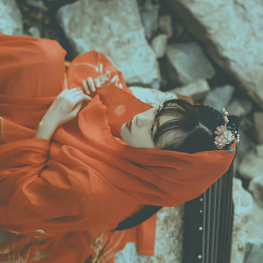 烈焰紅衣女生頭像，唯美古風(fēng)真人頭像